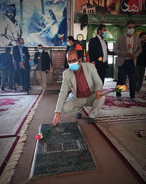 غبارروبی گلزار مطهر شهدای یاسوج توسط جمعی از فرزندان شاهد