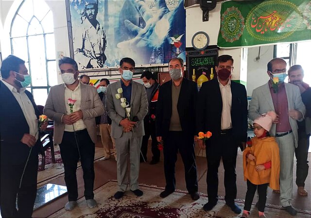 غبارروبی گلزار مطهر شهدای یاسوج توسط جمعی از فرزندان شاهد