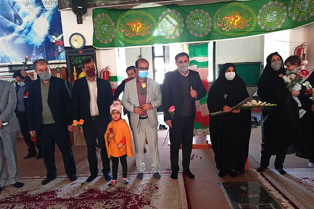 غبارروبی گلزار مطهر شهدای یاسوج توسط جمعی از فرزندان شاهد 