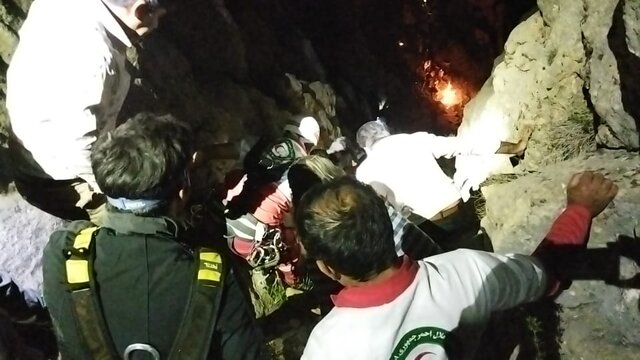 نجات جوان ۳۵ساله بویراحمدی توسط امدادگران جمعیت هلال احمر کهگیلویه و بویراحمد