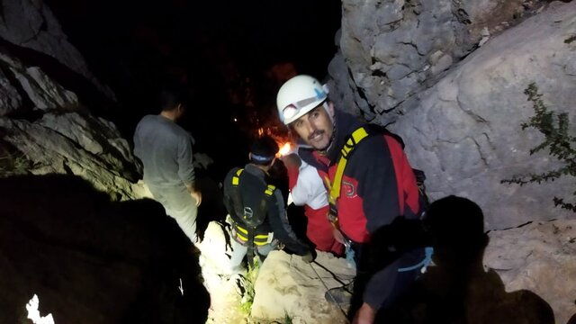 نجات جوان ۳۵ساله بویراحمدی توسط امدادگران جمعیت هلال احمر کهگیلویه و بویراحمد