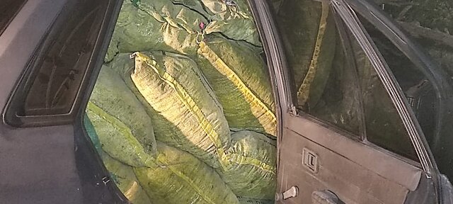 کشف ۲۵ گونی ذغال جنگلهای بلوط بویراحمد از سواری پراید