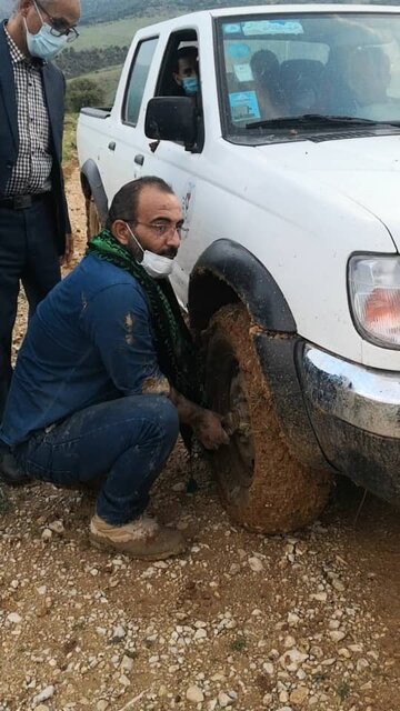 امدادرسانی بنیاد شهید کهگیلویه به خانواده شهید گرفتار در ییلاق کوهستانی