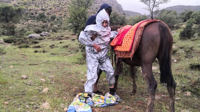 امدادرسانی بنیاد شهید کهگیلویه به خانواده شهید گرفتار در ییلاق کوهستانی