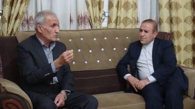 دیدار و تجلیل مدیرکل آموزش و پرورش کهگیلویه و بویراحمد از یک معلم بازنشسته فرهنگی