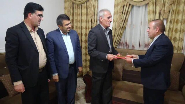 دیدار و تجلیل مدیرکل آموزش و پرورش کهگیلویه و بویراحمد از یک معلم بازنشسته فرهنگی