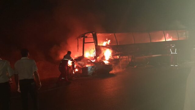 ۳فوتی در پی برخورد منجر به آتش سوزی اتوبوس با پژو ۴۰۵ در محور «دهدشت به بهبهان»