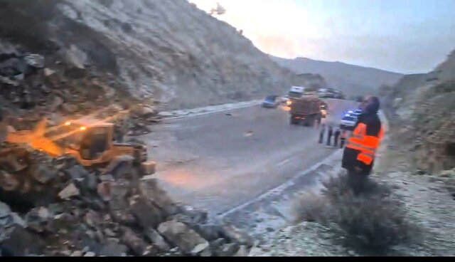 به دلیل ریزش شدید کوه، محور «پاتاوه-دهدشت» مسدود شد