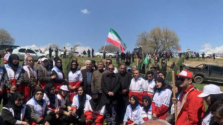 کاشت ۶۰۰ اصله نهال در شهرستان بویراحمد مصادف با روز جمهوری اسلامی