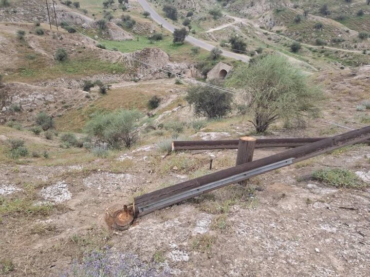 ​​​​​​​قطع پایه‌های شبکه فشار متوسط برق بهمئی توسط افراد ناشناس