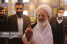 حضور امام جمعه و استاندار یزد در پای صندوق رای