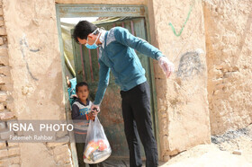 توزیع بسته‌های غذایی بین کودکان کار مناطق محروم یزد + تصاویر
