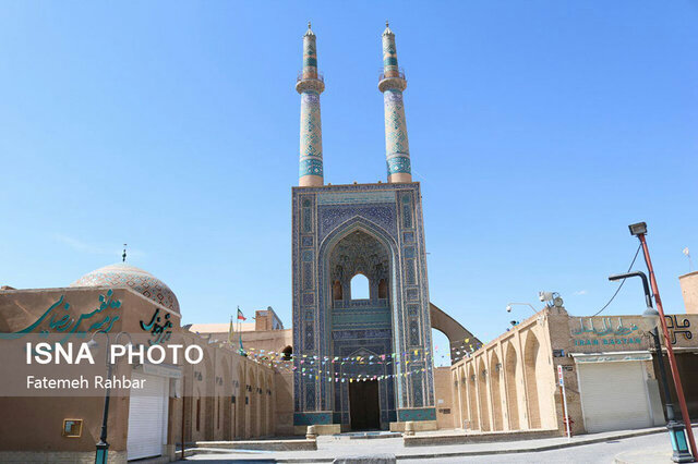 هرسال ورودی مسجد جامع یزد چادرهای رنگارنگی به گردشگران جهت ورود به مسجد توزیع میشد