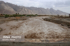 جاری شدن سیلاب در روستاهای مهریز یزد + ویدئو