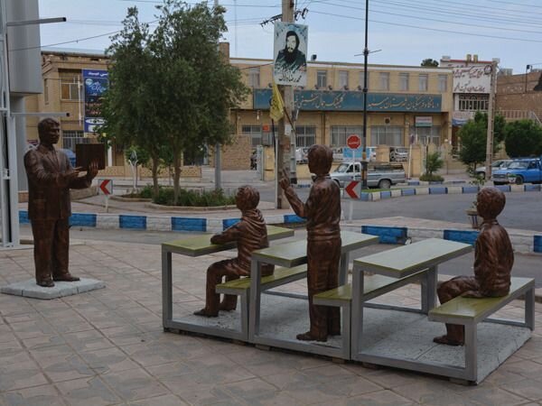 رونمایی از المان سپاس معلم در میبد در آستانه‌ی روز معلم 