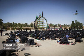 برپایی نماز ظهر عاشورا در حسینیه دوازده امام مهریز