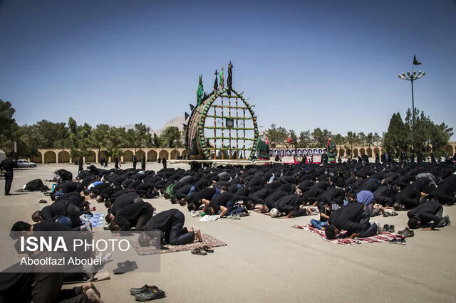 برپایی نماز ظهر عاشورا در حسینیه دوازده امام مهریز