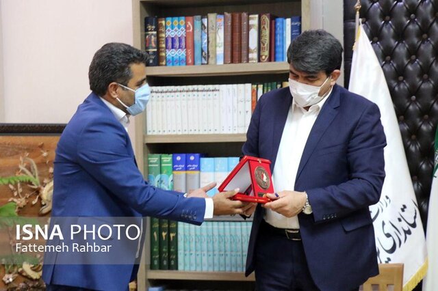 استاندار یزد از بیماران هموفیلی نشان شجاعت گرفت