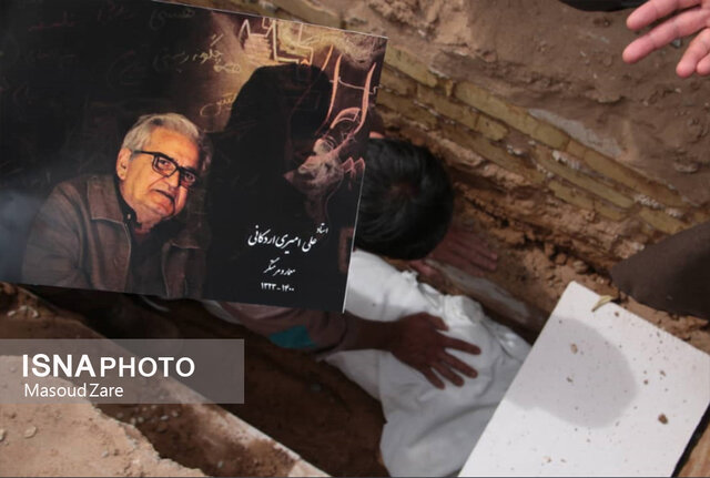 خاکسپاری پیشکسوت عرصه مرمت و معماری در قطعه هنرمندان یزد
