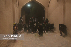 زنان میبدی مسیر عزاداران آیین "شاه حسن، شاه حسین"  را جارو کردند