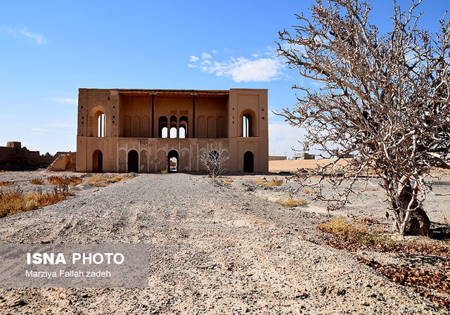 عملیات تجاوز به حریم کوشک عزت آباد ابرکوه متوقف شد