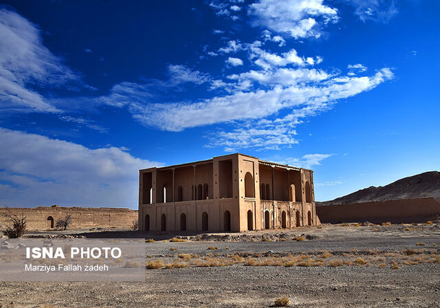 عملیات تجاوز به حریم کوشک عزت آباد ابرکوه متوقف شد