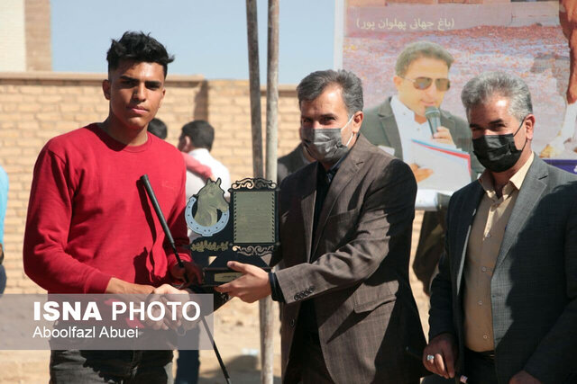 رقابت ۷۰ سوارکار در شو سواره‌ی مهریز 