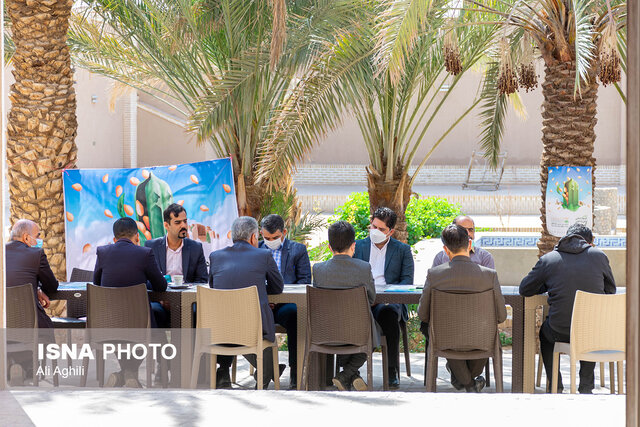 تهیه بزرگترین حلواارده ایران در اردکان همزمان با جشنواره فراوردههای کنجدی