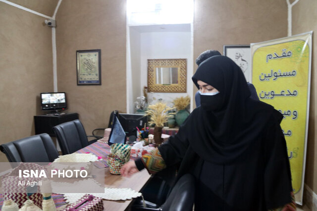 هنر حصیربافی در رونق اقتصادی بافق نقش موثری ایفا میکند