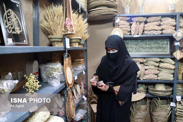 هنر حصیربافی در رونق اقتصادی بافق نقش موثری ایفا میکند