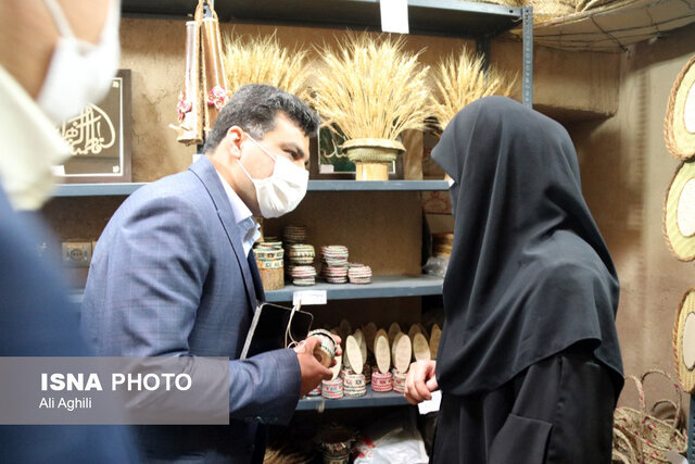هنر حصیربافی در رونق اقتصادی بافق نقش موثری ایفا میکند