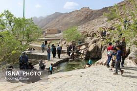 استقبال مسافران نوروزی از چشمه غربالبیز مهریز در یزد