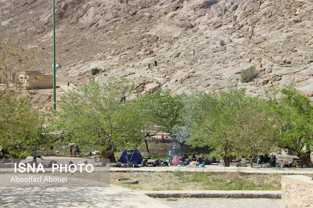 استقبال مسافران نوروزی از چشمه غربالبیز مهریز در یزد