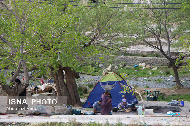 استقبال مسافران نوروزی از چشمه غربالبیز مهریز در یزد