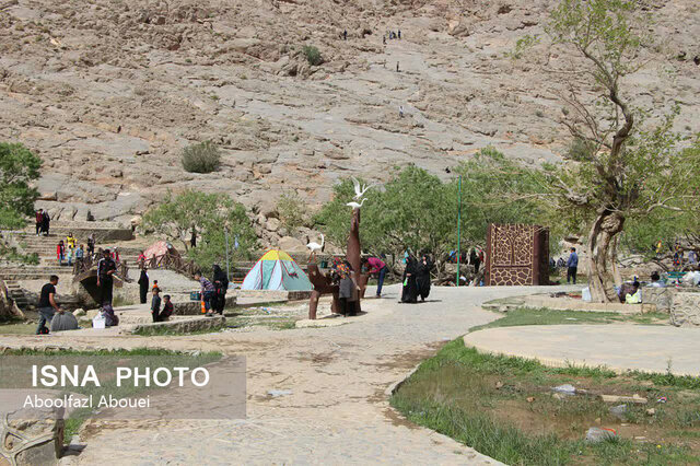 استقبال مسافران نوروزی از چشمه غربالبیز مهریز در یزد