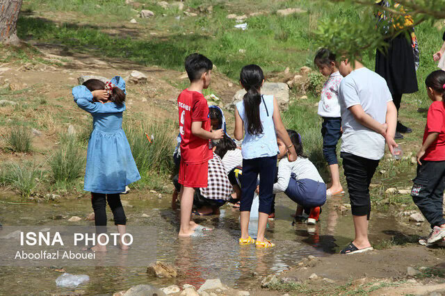 استقبال مسافران نوروزی از چشمه غربالبیز مهریز در یزد