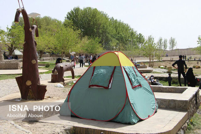 استقبال مسافران نوروزی از چشمه غربالبیز مهریز در یزد