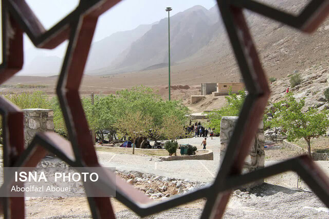 استقبال مسافران نوروزی از چشمه غربالبیز مهریز در یزد