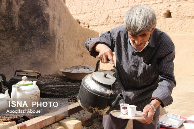بازدید مسافران نوروزی از اولین صندوق امانات جهان در مهریز