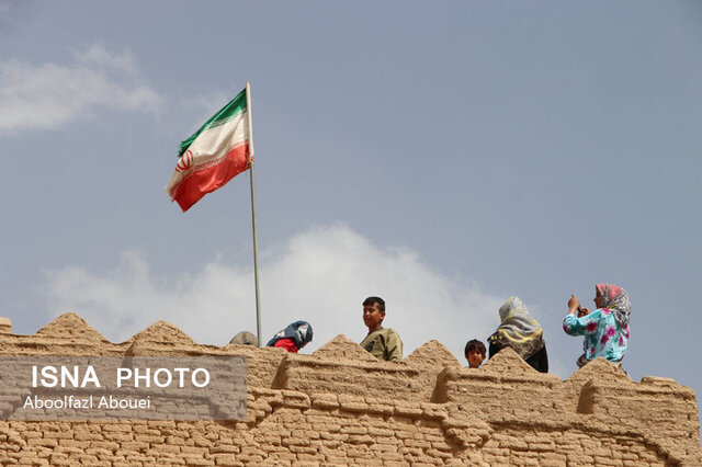 بازدید مسافران نوروزی از اولین صندوق امانات جهان در مهریز 