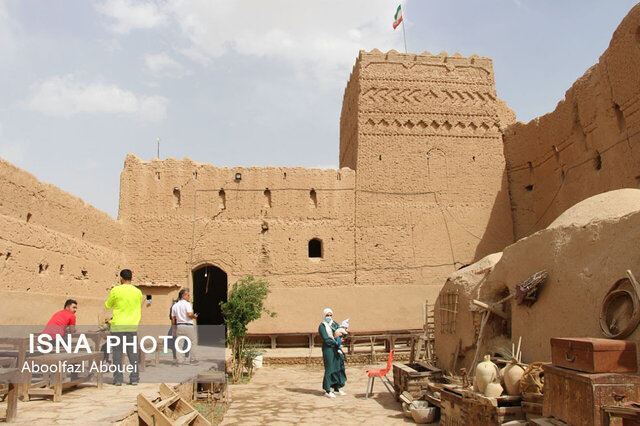 بازدید مسافران نوروزی از اولین صندوق امانات جهان در مهریز 