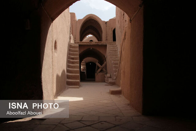 بازدید مسافران نوروزی از اولین صندوق امانات جهان در مهریز