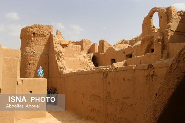 بازدید مسافران نوروزی از اولین صندوق امانات جهان در مهریز