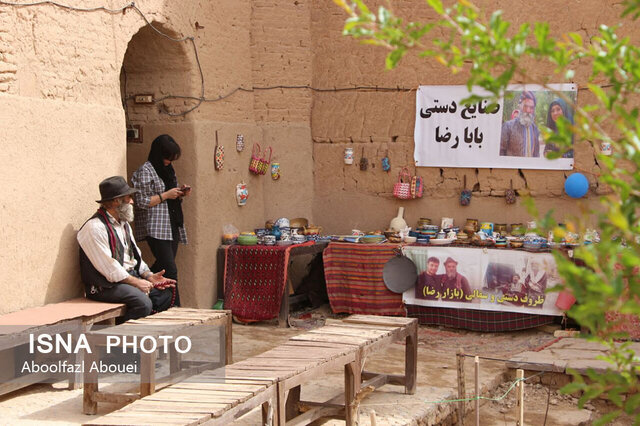 بازدید مسافران نوروزی از اولین صندوق امانات جهان در مهریز 