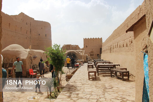 بازدید مسافران نوروزی از اولین صندوق امانات جهان در مهریز