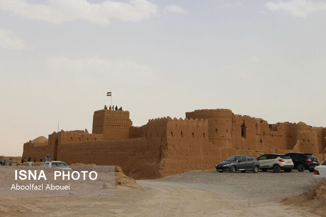 بازدید مسافران نوروزی از اولین صندوق امانات جهان در مهریز