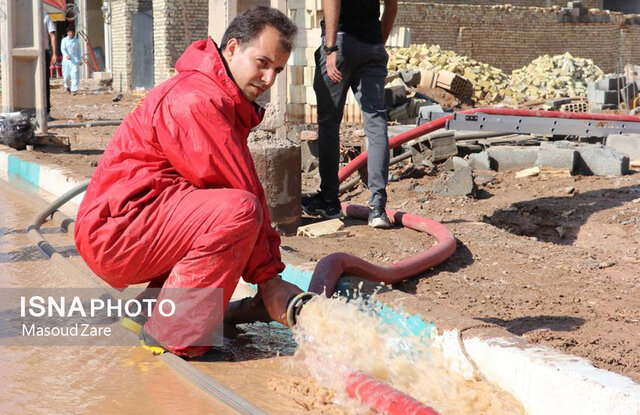 تداوم امدادرسانی آتش‌نشانان در سیلاب یزد 