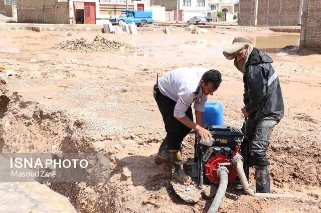 تداوم امدادرسانی آتشنشانان در سیلاب یزد