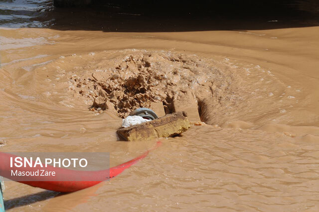 تداوم امدادرسانی آتشنشانان در سیلاب یزد