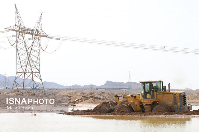 تداوم امدادرسانی آتشنشانان در سیلاب یزد